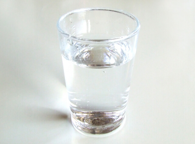 グラス一杯の水はお供え物の基本