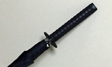 天才ひらめく！『日本刀型雨傘』に合う服装はこれっきゃない！